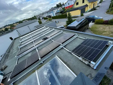 Aufgeständerte Photovoltaikmodule auf einem Flachdach