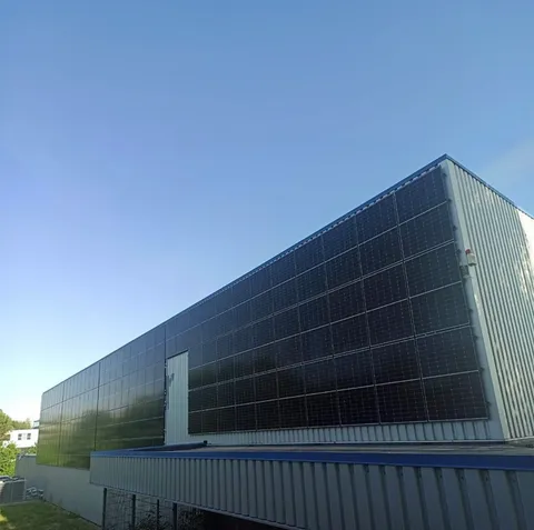 Gebäudefassade, vollflächig mit Photovoltaikmodulen belegt
