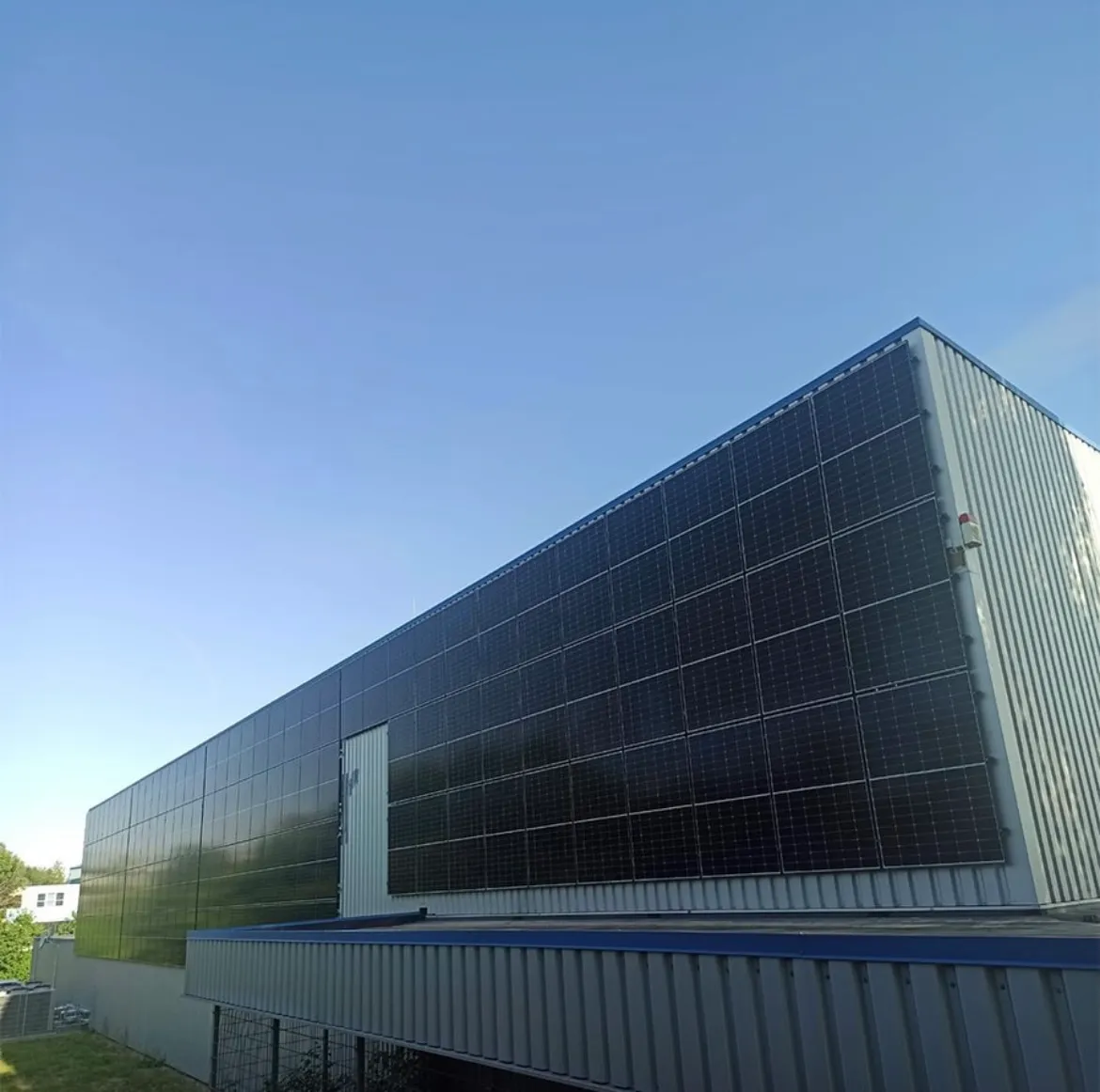 Gebäudefassade, vollflächig mit Photovoltaikmodulen belegt