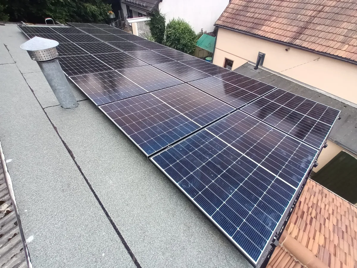 Photovoltaikmodule in einer Reihe auf einem Dach