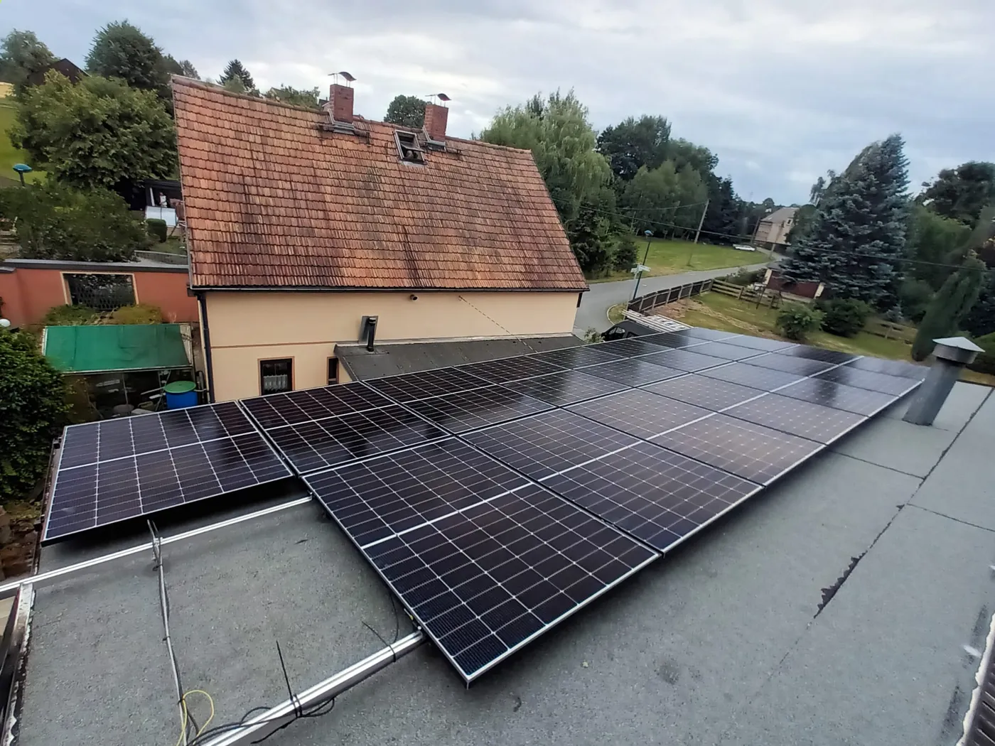 Photovoltaikmodule auf dem Dach eines Carports