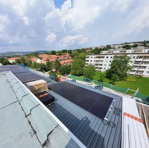 Photovoltaikmodule auf einem Blechdach