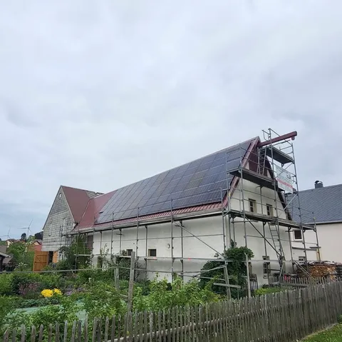 Photovoltaikanlage auf einem dunklen Schieferdach