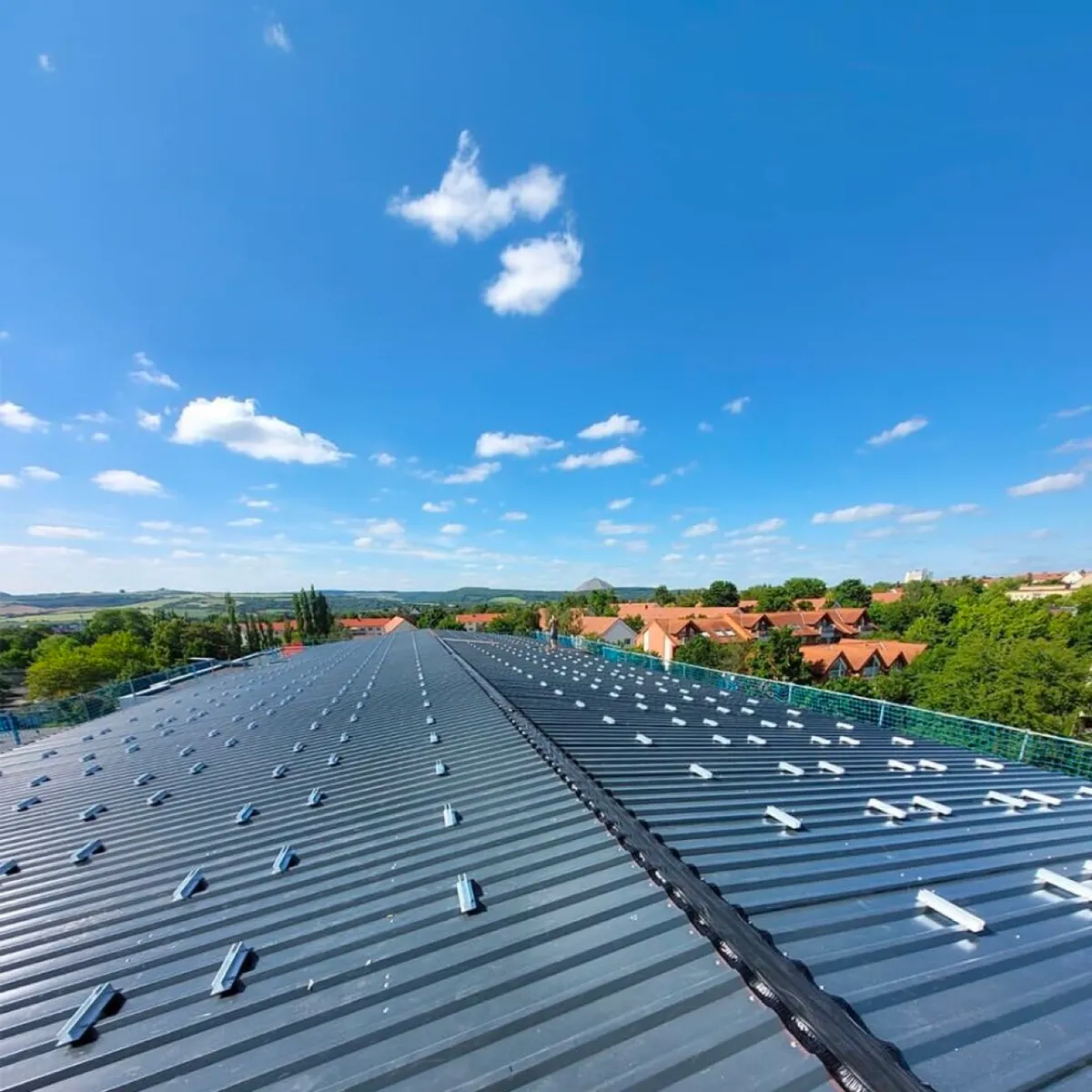 Großes Hallendach aus Trapezblech mit montierten Haltern für Photovoltaikmodule