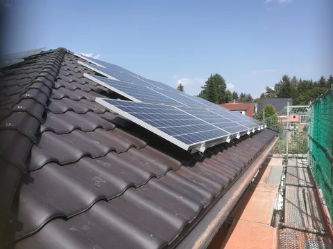Photovoltaikmodule auf einem Ziegeldach