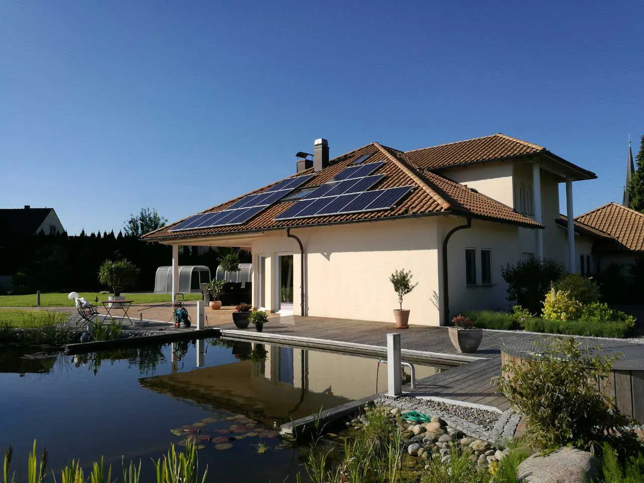 Wohnhaus mit Photovoltaikmodulen auf dem Schrägdach